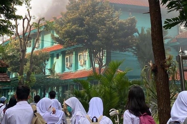 Diduga Korsleting Listrik, Kebakaran Landa SMAN 34 Jakarta