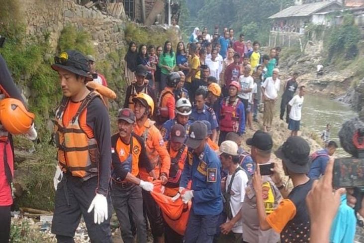 Tim SAR Temukan Jenazah Bocah Hanyut di Dasar Sungai Ciliwung Bogor