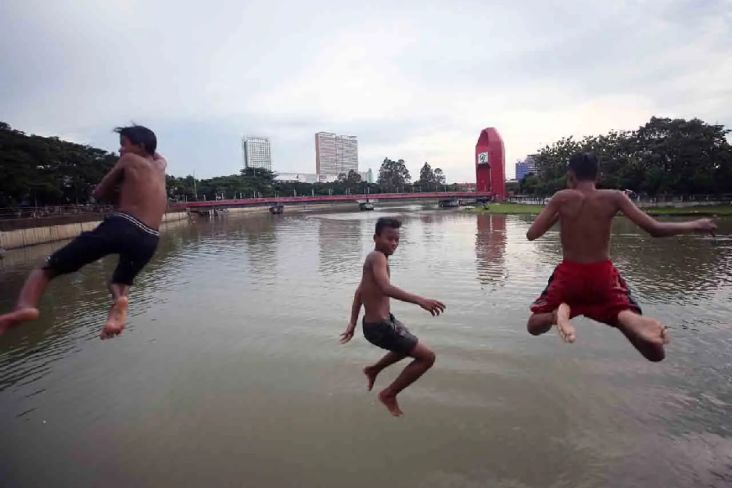 Rawan Terseret Arus, Bima Arya Larang Anak-Anak Berenang di Sungai Ciliwung dan Cisadane
