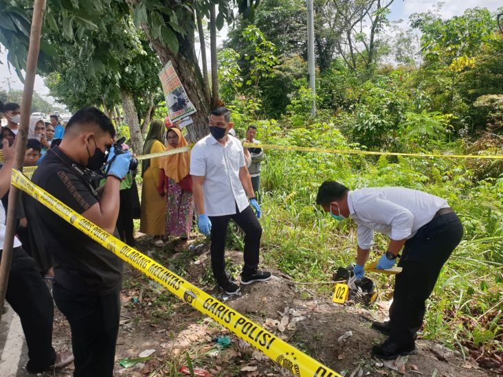Heboh! Mayat Bayi Dalam Tas Dibuang di Pinggir Jalan Raya Pekanbaru-Kampar