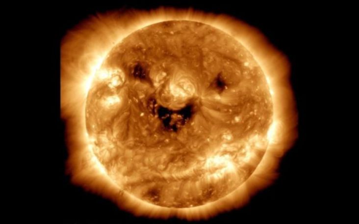 NASA Berhasil Tangkap Foto Matahari yang Sedang Tersenyum