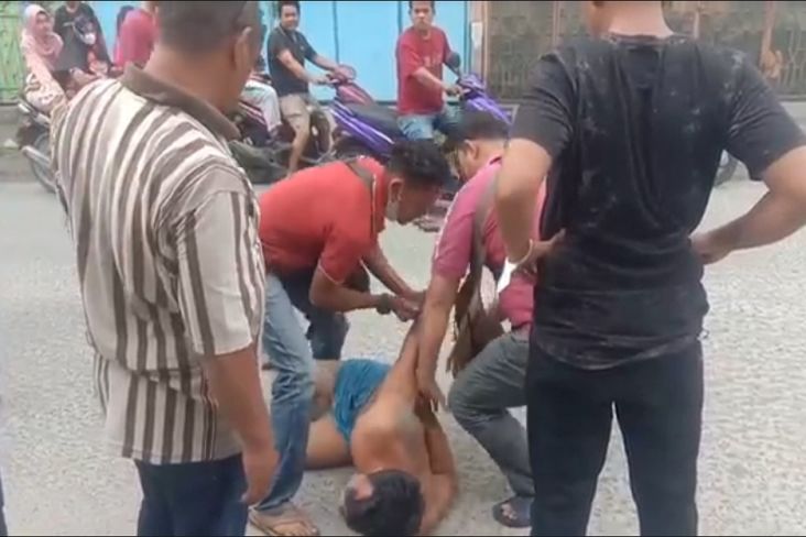Menegangkan! 2 Pria Telanjang Dada Disergap Polisi saat Edarkan Sabu