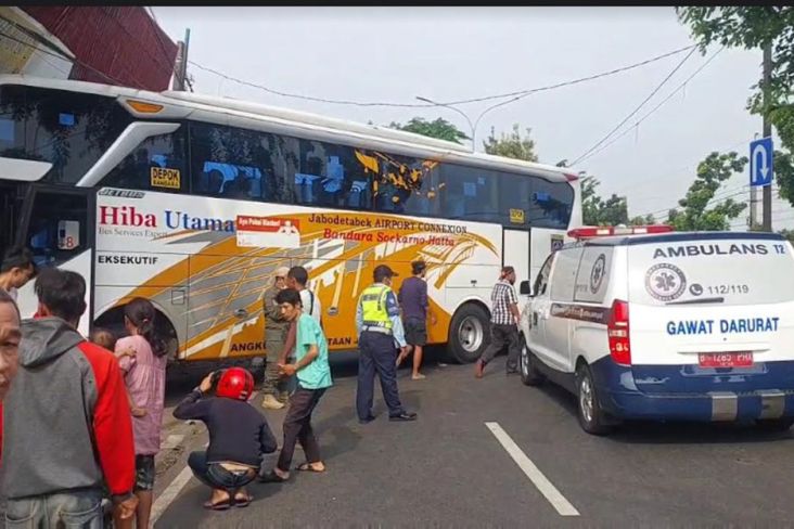 Hindari Pengendara Motor, Bus Tabrak Showroom Mobil di Jakarta Timur