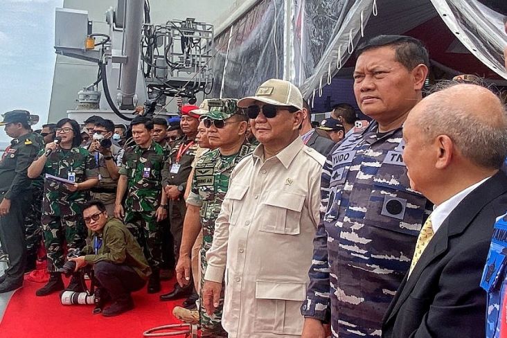 Momen Prabowo dan KSAD Dudung Kompak Berkacamata Hitam di KRI Wahidin Sudirohusodo