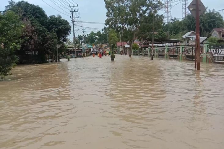 Jalan Banda Aceh-Medan Putus Total Terendam Banjir, Antrean Kendaraan 20 Km