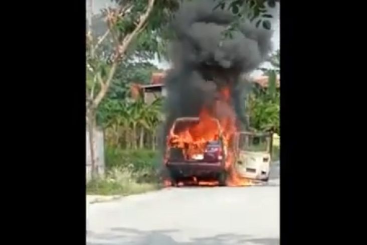 Angkut BBM, Minibus di Kendal Terbakar 1 Penumpang Terluka