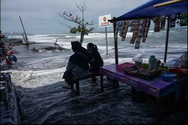Gelombang Tinggi Hantam Perairan Indonesia, BMKG Imbau Nelayan Waspada