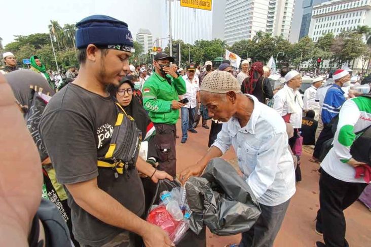 Bawa Kantong Sampah, Peserta Aksi 411: Inisiatif Sendiri
