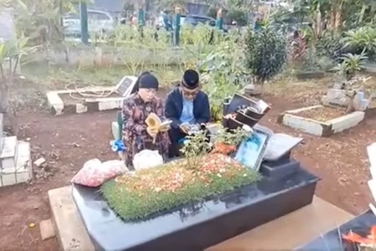 Mengenang 1 Tahun Kepergian Vanessa Angel dan Bibi Ardiansyah, Haji Faisal Ziarah ke Makam