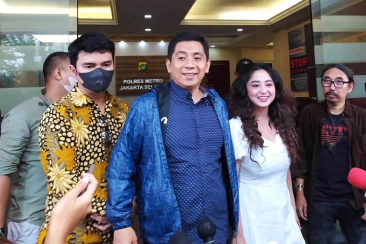 Dewi Perssik Sambangi Polres Jaksel, Bawa Aldi Taher sebagai Saksi Kasus Penggemar Leslar