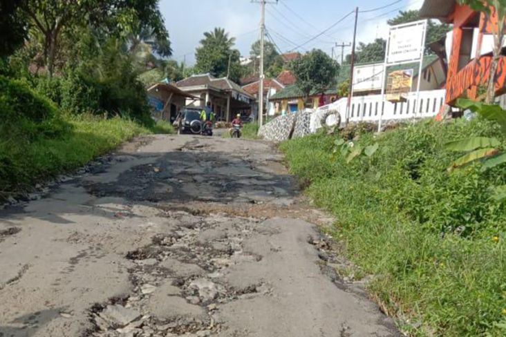 Jalan Penghubung Bogor-Cianjur Rusak Berat, Pemkab Bogor Tutup Mata