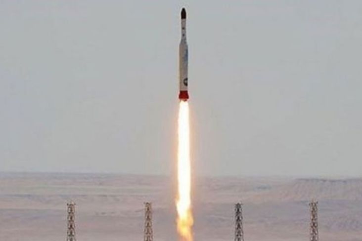 Pengawal Revolusi Iran Luncurkan Roket Pembawa Satelit