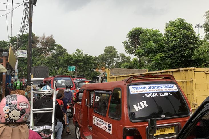 Diguyur Hujan Deras, Lalu Lintas di Jakarta Timur Macet