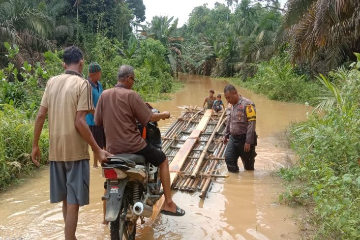 Banjir Putus Jalan Desa di Indragiri Hulu, Warga Terpaksa Gunakan Perahu