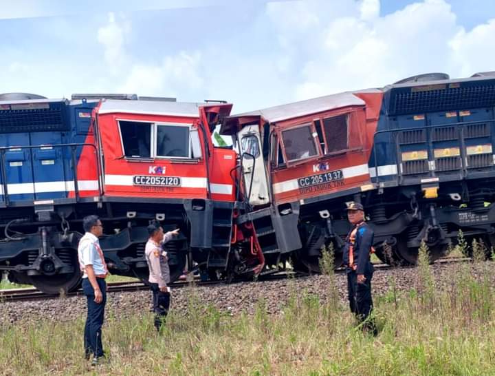 Tabrakan Adu Banteng Kereta Api Babaranjang di Stasiun Rengas Lampung, 4 Orang Terluka
