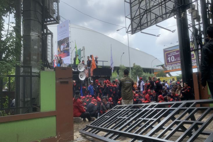 Buruh-Satpol PP Dorong-dorongan, Pagar Kantor Disnaker Kota Bekasi Roboh