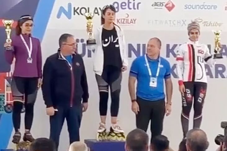 Naik Podium Tanpa Jilbab, Skater Wanita Ini Bikin Rezim Iran Murka