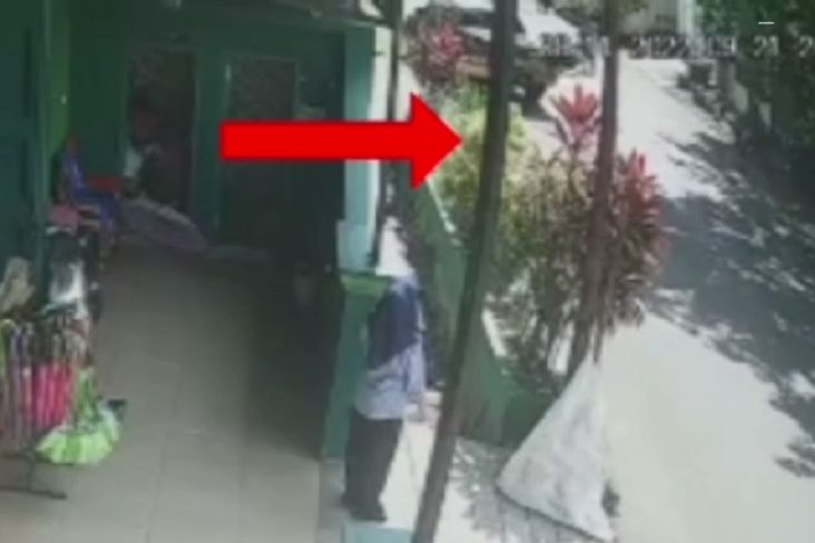 Mobil Dinas Polisi Terekam CCTV Lakukan Tabrak Lari di Parepare