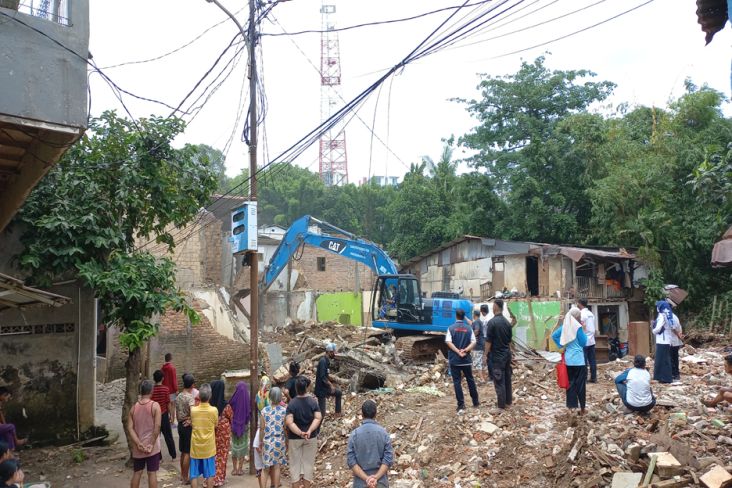 Normalisasi Ciliwung, Rumah Warga Rawajati di Bantaran Kali Dibongkar