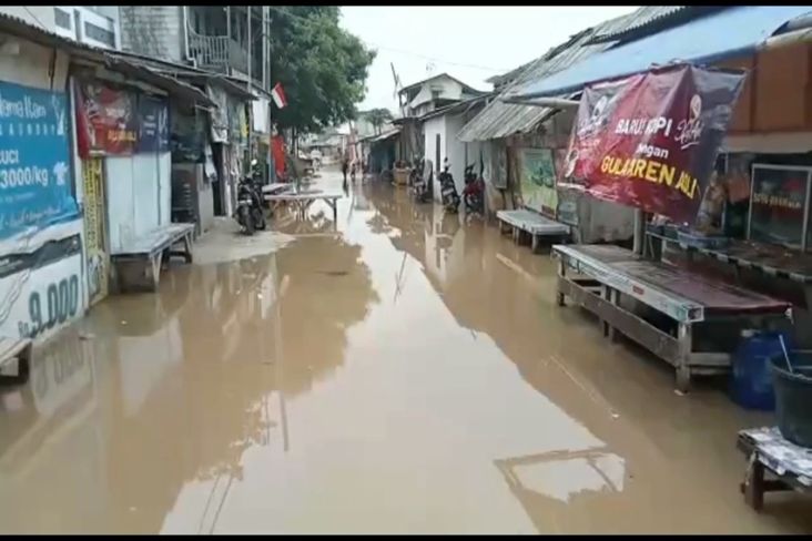 Banjir Rob Terjang Permukiman Warga di Muara Angke Jakut