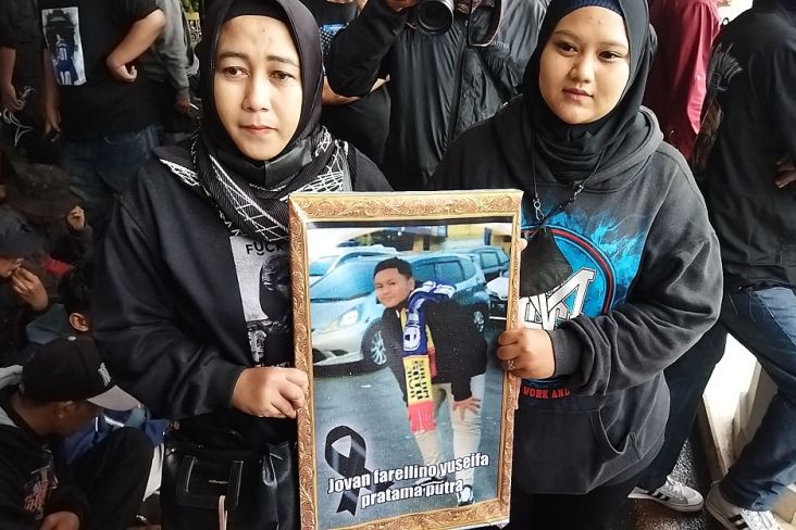Ibu Korban Tragedi Kanjuruhan Ikut Demo: Sakit Hati Ini, Kenapa Anak Saya di Tribun Ditembaki!