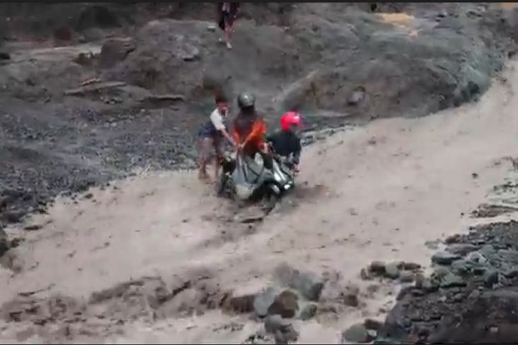 Pemotor Terjatuh saat Nekat Seberangi Jalur Lahar Gunung Semeru