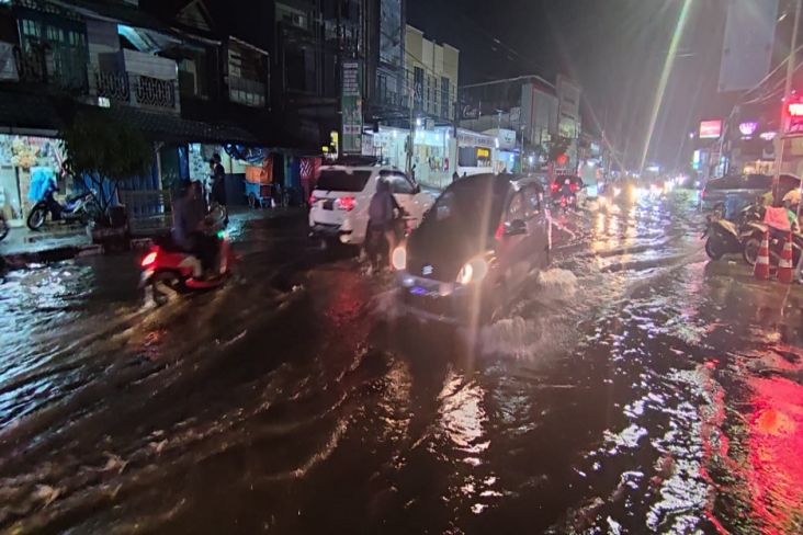 Hujan Lebat Guyur Kota Padang, Sejumlah Titik Kebanjiran