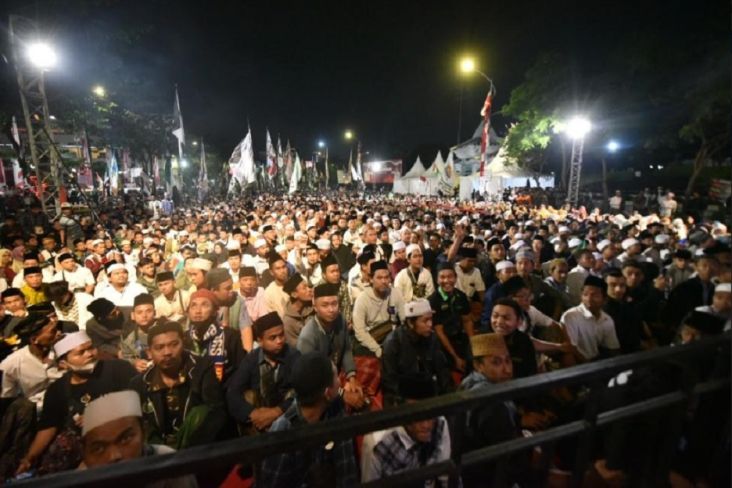 Ribuan Syekhermania Bersholawat di Tugu Pahlawan Surabaya