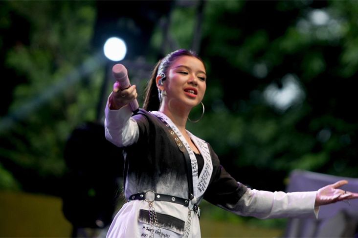 Tiara Andini Bikin Penonton Jazz Goes To Campus 2022 Galau