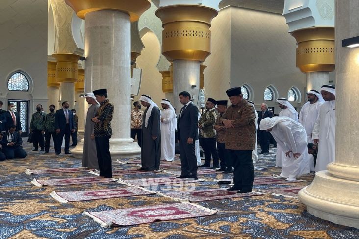 Momen Prabowo Sholat Bareng Jokowi dan Sheikh Mohamed bin Zayed di Solo