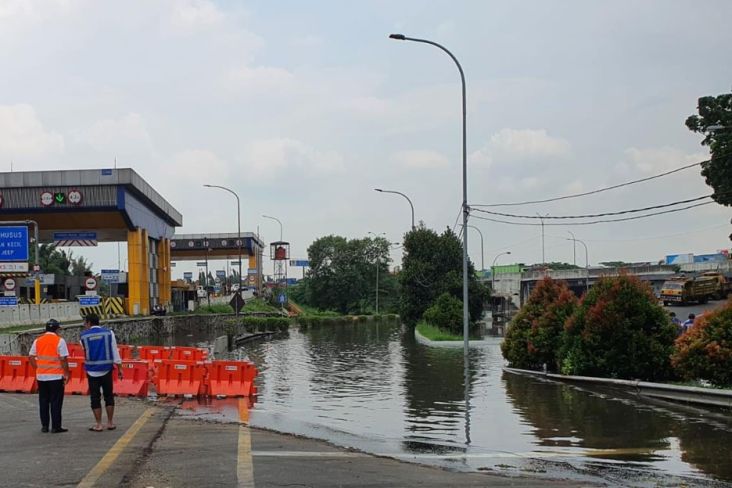 Masih Terendam Banjir, Exit Tol Bitung dari Jakarta Ditutup