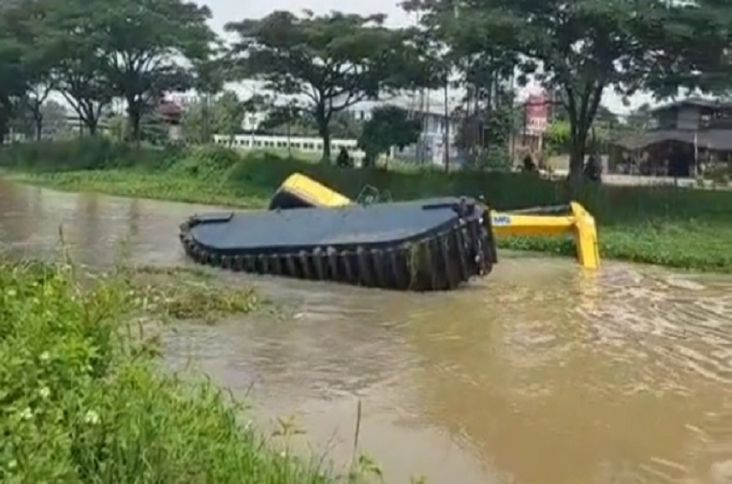 Viral! Ekskavator Tenggelam di Kalimalang saat Bersihkan Eceng Gondok