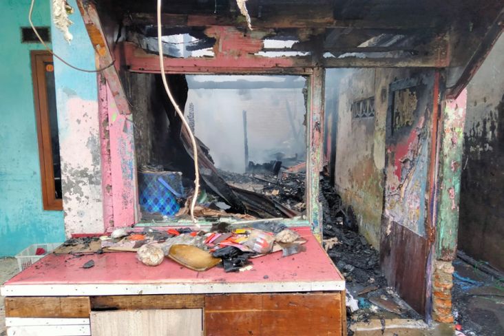 Korsleting Kabel Tiang Listrik, 3 Rumah di Duren Sawit Terbakar