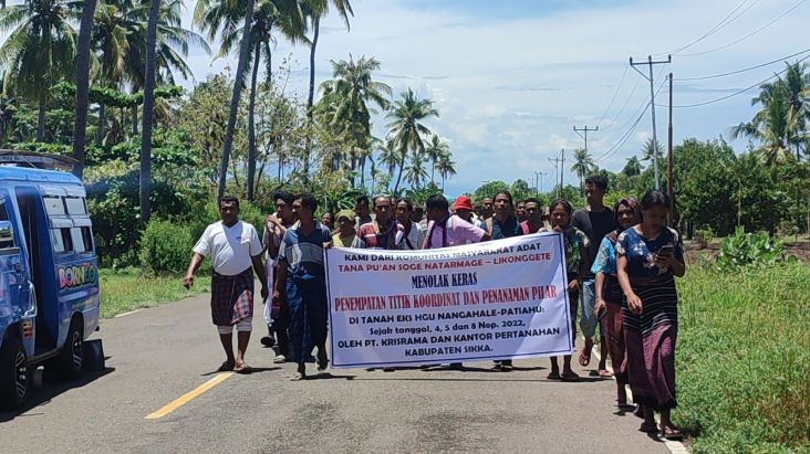 Ratusan Masyarakat Adat di Kabupaten Sikka Longmarch Tolak Penempatan Batas Tanah