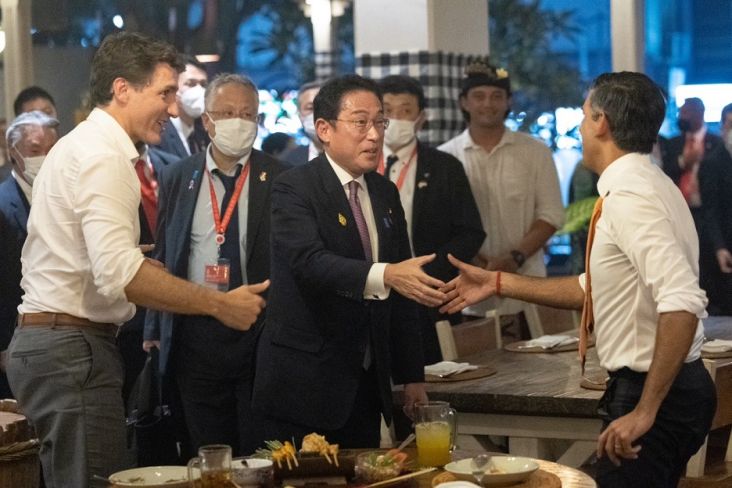 Momen Perdana Menteri Kanada, Inggris, dan Jepang Nongkrong Bareng di Kafe Bali
