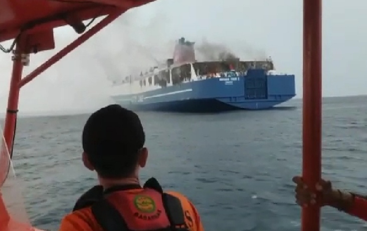 Kapal Penumpang KM Mutiara Timur Terbakar di Perairan Bali