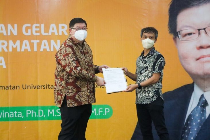 Tokoh Obat Modern Asli Indonesia Dianugerahi Gelar Profesor Kehormatan dari Unika Atma Jaya
