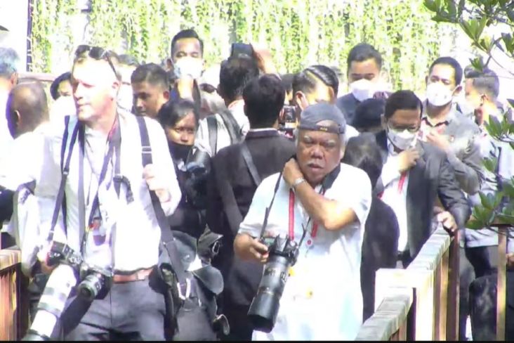 Gaya Menteri Basuki jadi Fotografer Dadakan Presiden, Topi Terbalik dan Menenteng Kamera Besar