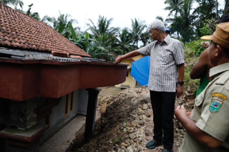 Datangi Lokasi Longsor Kebumen, Ganjar Relokasi Rumah Warga ke Daerah Aman
