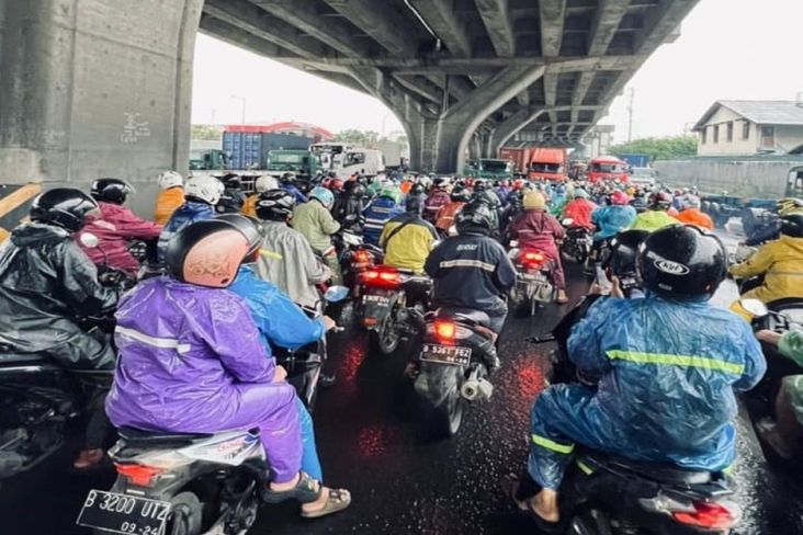 Hujan Sejak Dini Hari Sejumlah Titik di Jakarta Macet