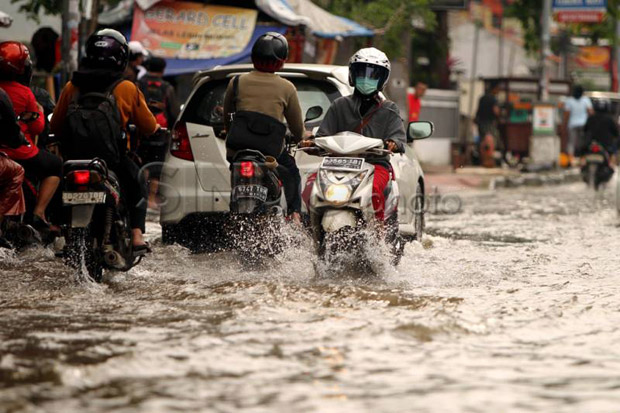 Hujan Deras Mengguyur Jakarta, 6 RT dan 3 Jalan Terendam Banjir