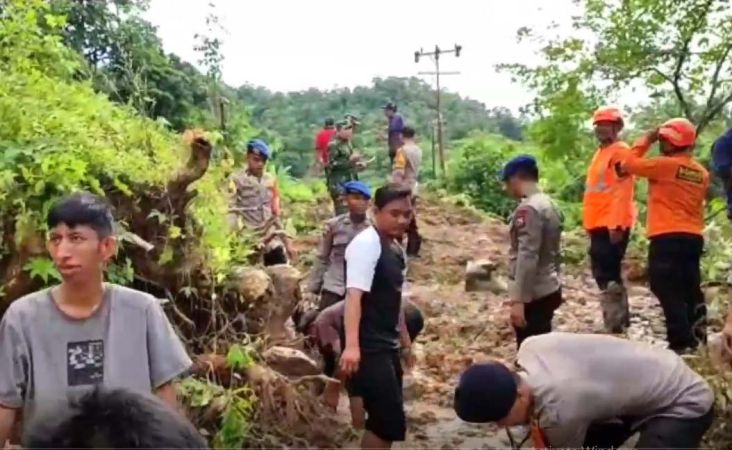 Tanah Longsor Tutup Jalur Poros Malino, Aktivitas Warga Gowa Terganggu