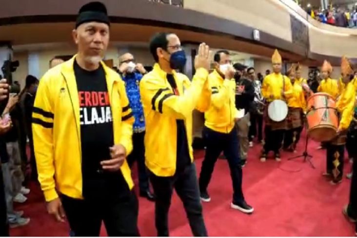 Buka Pomnas Ke-17 di UNP Padang, Nadiem Makarim Ajak Mahasiswa Sportif dalam Bertanding