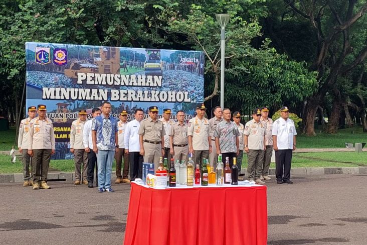 Pj Gubernur DKI Heru Pimpin Pemusnahan 14.447 Botol Miras di Monas
