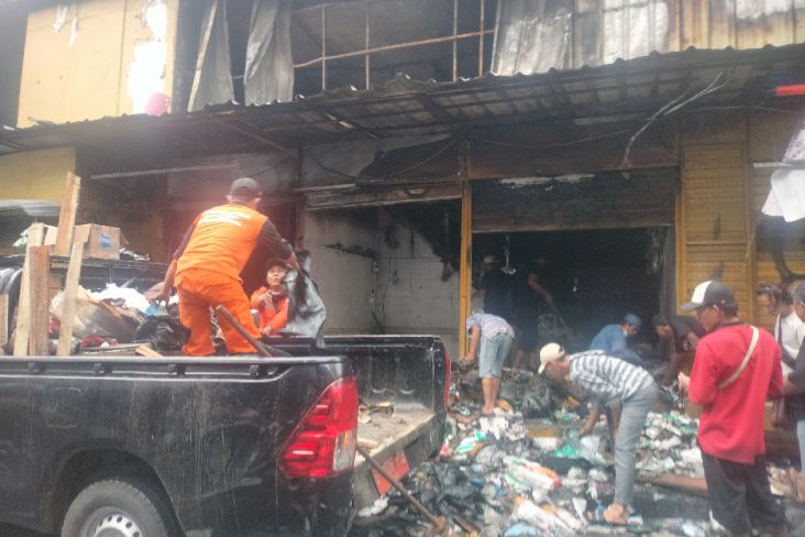 Kebakaran Pasar Pagi Asemka Padam, PPSU dan Pedagang Bahu-membahu Bersihkan Lokasi