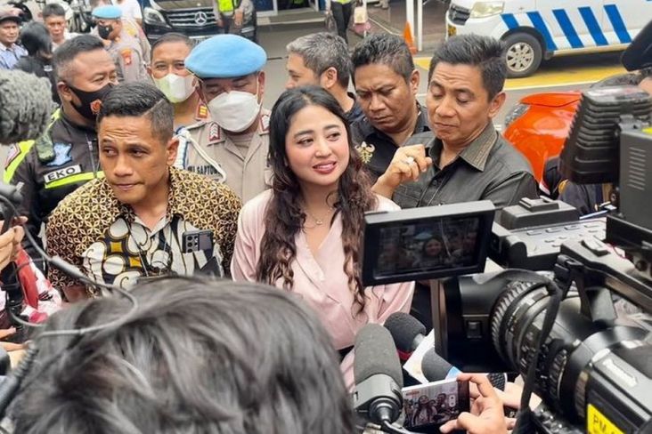 Kunjungi Polres Depok, Dewi Perssik Kembali Laporkan Beberapa Haters