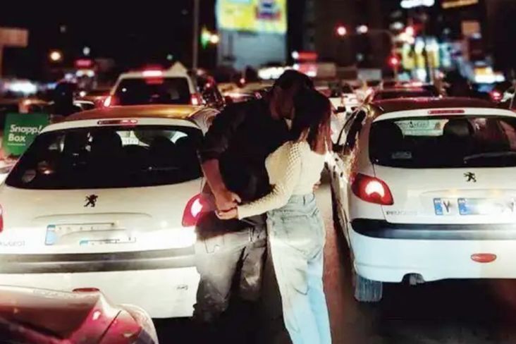 Membangkang Aturan Pemerintah, Viral Foto Pasangan Iran Berciuman di Jalan