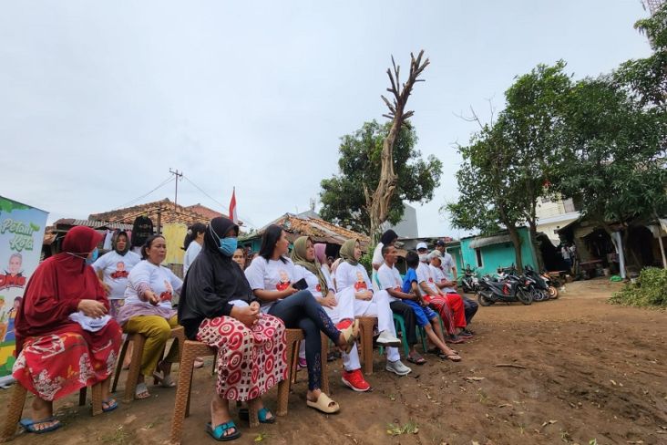 Relawan Ganjar Pranowo Perbaiki Green House Petani Kota di Pondok Pinang