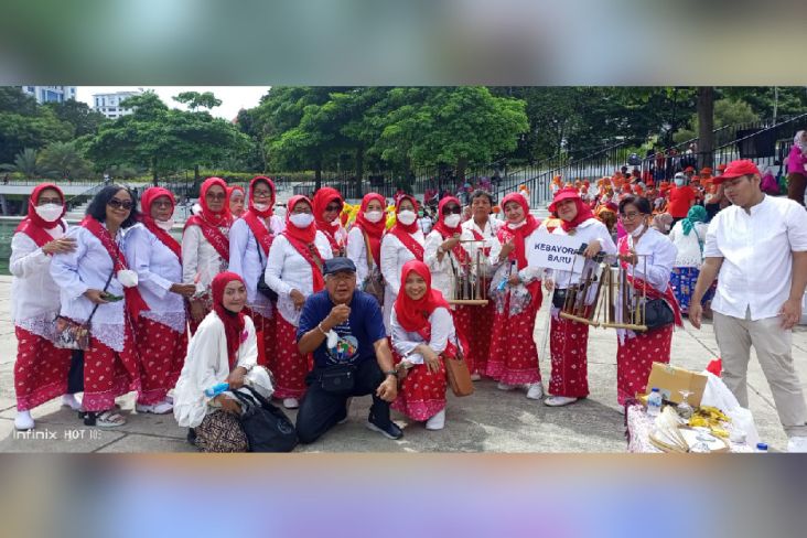 Ratusan Lansia Unjuk Kebolehan Bermain Angklung di Lapangan Banteng