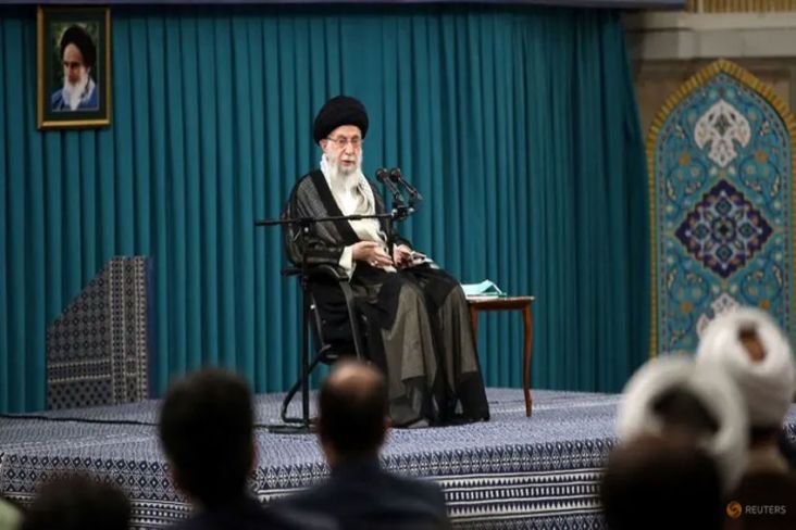 Khamenei: Musuh Mungkin Coba Mobilisasi Kaum Pekerja dan Wanita